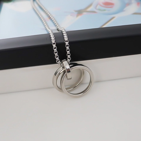Collana Minimalista con Pendente a Doppio Cerchio Intrecciato in Lega per Unisex Streetwear Gioielli di Moda Catena Colore Argento