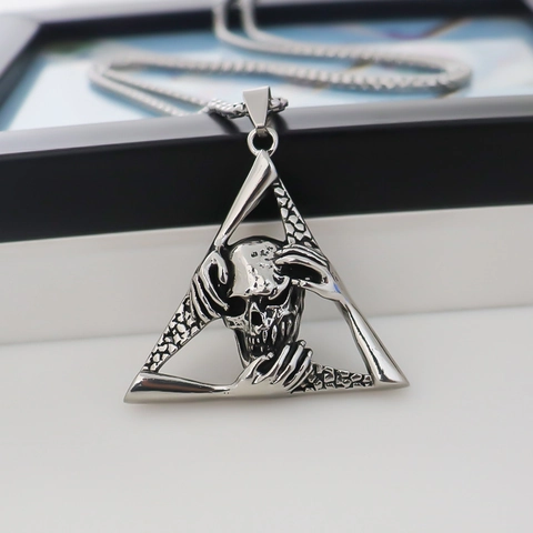 Collana con Ciondolo a Triangolo a Mano con Scheletro in Lega in Stile Gotico Dark Gioielli con Teschio Galvanico Vintage per Uomo Donna Trend