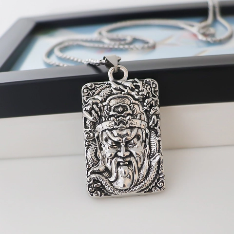 Collar con Colgante en Relieve Retrato de Guan Yu Vintage Aleación Plata Antigua Placa Cuadrada Cadena Barbada Unisex