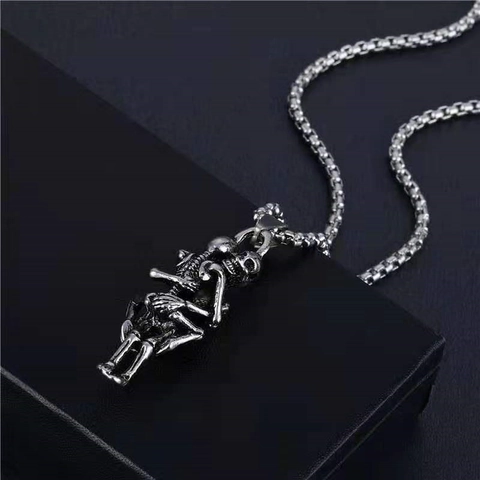 Collana con Pendente Scheletro che si Abbraccia in Lega Gotica Gioielli Teschio Argento Vintage per Uomo Donna Retrò Coppia Fantasma