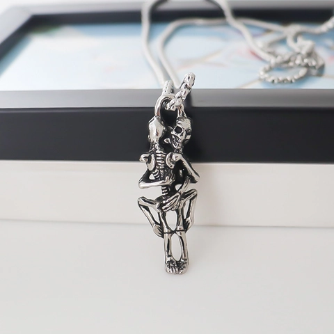 Collana con Pendente Scheletro che si Abbraccia in Lega Gotica Gioielli Teschio Argento Vintage per Uomo Donna Retrò Coppia Fantasma
