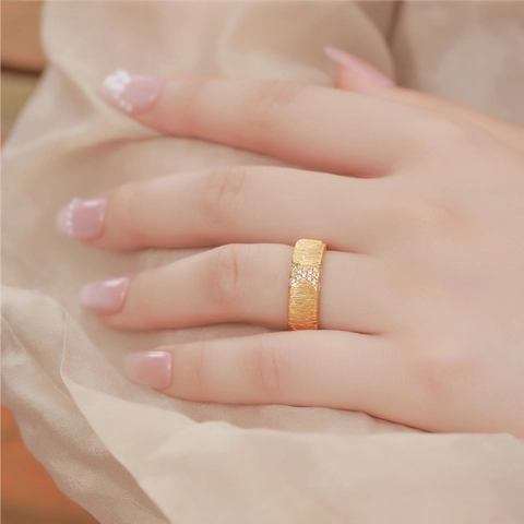 Vintage Italiaanse Stijl S925 Sterling Zilver Verguld Geborstelde Ring Voor Vrouwen X-Vorm Ingelegd Met Zirconia