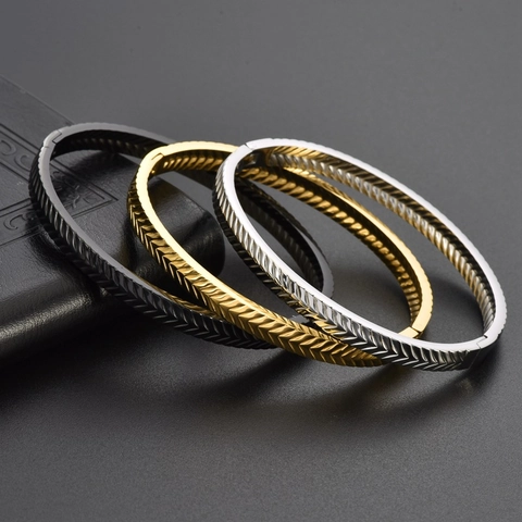 Bracciale Rigido Minimalista in Acciaio al Titanio con Motivo a V per Uomo Donna Oro Argento Nero Placcato Gioielli Geometrici con Chiusura
