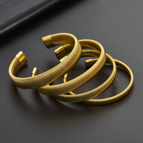 Bracciale Rigido Aperto in Acciaio al Titanio con Texture a Molla a Forma di C per Uomo Donna Gioielli Punk Hip Hop