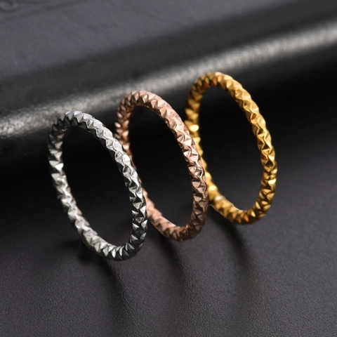 Minimalistischer Titanstahl Texturierter Ring 18K Vergoldet Für Damen Nische Geometrischer Runder Knöchelring Schmuck