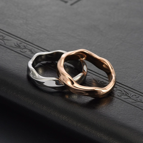 Nischendesign Titanstahl Möbiusband Ring Minimalistisch Unregelmäßige Welle Poliert Roségold Silber Ring Für Paare Herren Damen