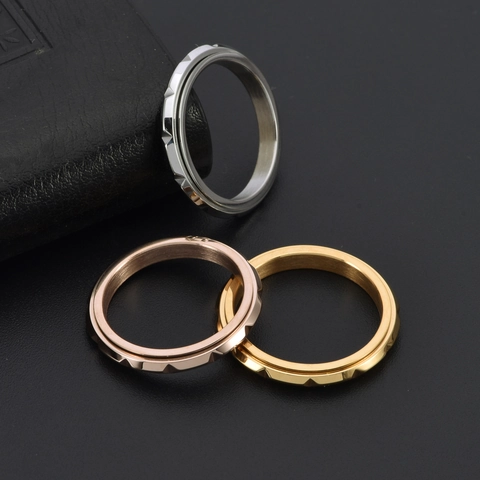 Roteerbare Titanium Stalen Ring Voor Dames Heren Geometrische Piramide Textuur Stressverlichting Spinner Sieraden Niche Ontwerp