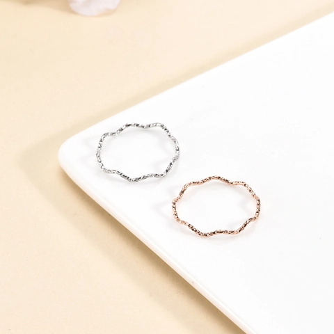 Modern Minimalist Stainless Steel Wave Ring For Women Hammered Texture Electroplated Rose Gold Silver Thin Finger Ring Jewelry