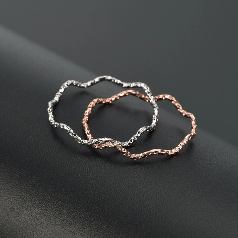 Modern Minimalist Stainless Steel Wave Ring For Women Hammered Texture Electroplated Rose Gold Silver Thin Finger Ring Jewelry