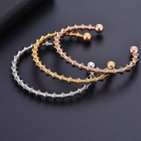 Modischer Spiral-Armreif aus Edelstahl für Damen Nischen-Design Mehrschichtige Offene Armspange mit Doppelperlen Geometrischer Handschmuck Geschenk