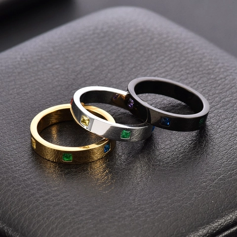 Anello in Acciaio al Titanio con Strass Quadrati Arcobaleno in Stile Coreano per Donna Dolce Anello a Fascia Geometrico Lucido