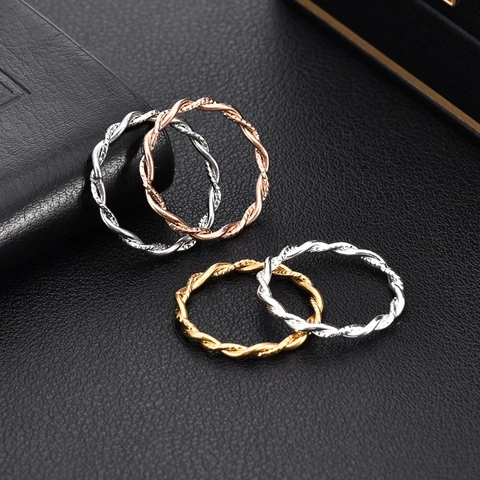 Bague Minimaliste en Acier Titane Corde Torsadée pour Femme Plaquée Or 18K Géométrique Double Fil Empilable Bijoux de Mode