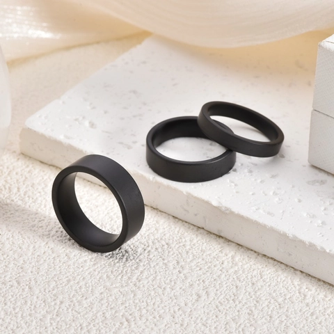 Bague en Céramique Noire Minimaliste pour Hommes Femmes Finition Mate Surface Dépolie Bijoux de Mode Personnalisés