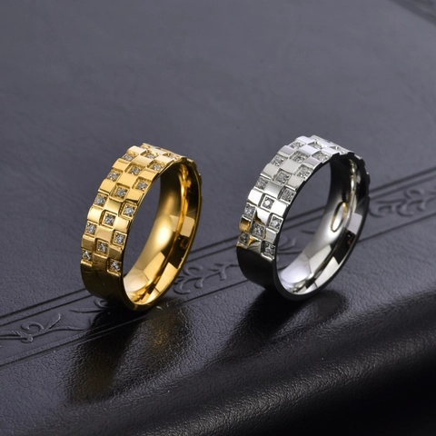 Anello in Acciaio al Titanio con Intarsio a Scacchiera e Zirconia per Uomo e Donna Placcato Oro 18K Fascia Larga Geometrica Gioielli Regalo