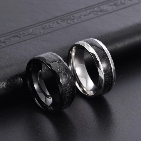 Anello in Acciaio al Titanio Sfaccettato Con Bordo a Rombo Intarsiato Nero per Uomo Unisex Band Geometrica Lucida Gioielli