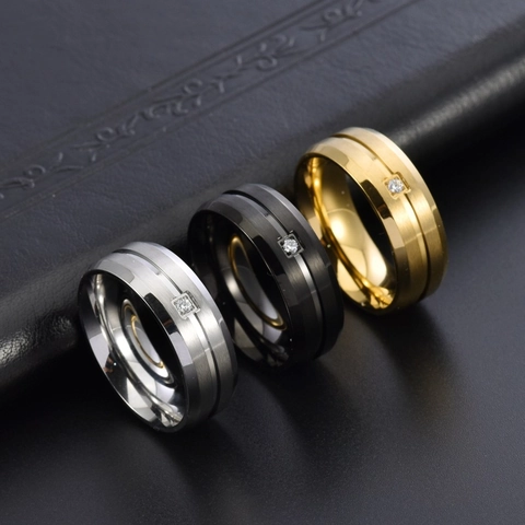 Anillo de Acero de Titanio Cepillado con Strass para Hombre Moderno Simple Anillo de Banda con Piedra Única Incrustada Joyería de Mano Hombre