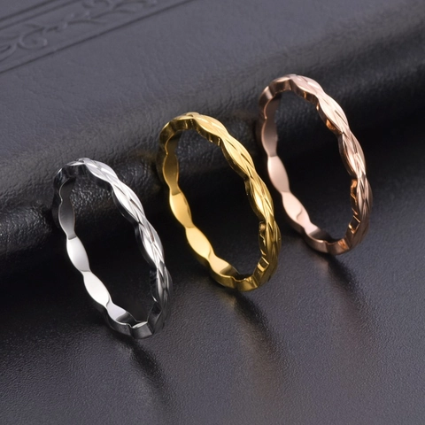 Damen Titanstahl Rautengitter Ring High-End 18K Vergoldet Poliert Geometrischer Fingerring Farbbeständiger Schmuck Geschenk
