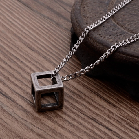 Collier Pendentif Cube Ajouré en Acier Titane Minimaliste pour Hommes Femmes Bijoux Cube Géométrique Rétro Chaîne de Clavicule