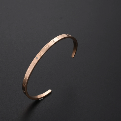 Bracciale Rigido Aperto a Forma di C in Acciaio al Titanio Minimalista da Donna Numeri Romani Incisi Strass Gioielli alla Moda