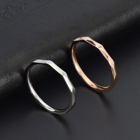 Minimalistischer Titanstahl Rhombus Ring Für Damen Geometrischer Facettierter Dünner Ring Silber Roségold Schmuck