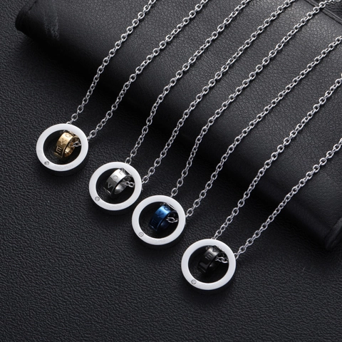 Collana con Pendente a Doppio Anello in Acciaio al Titanio con Lettera Love per Coppie Lucidata Strass Intarsiato Gioielli alla Moda Regalo