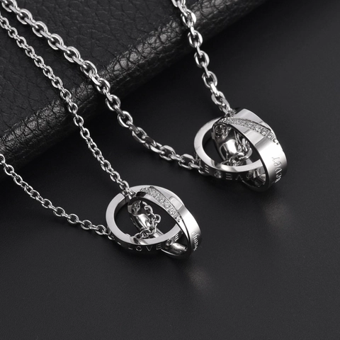 Mode Roestvrij Staal Ineengestrengelde Dubbele Ring Hanger Halsketting Voor Koppels Gegraveerd Love Eternal Zirconia Ingelegd Sieraden