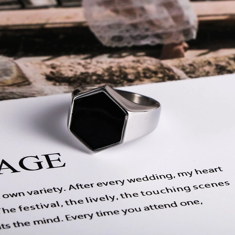 Anello Sigillo Esagonale Minimalista in Acciaio Inossidabile per Uomo Donna Intarsio Geometrico in Smalto Nero Anello a Fascia in Acciaio al Titanio Lucidato