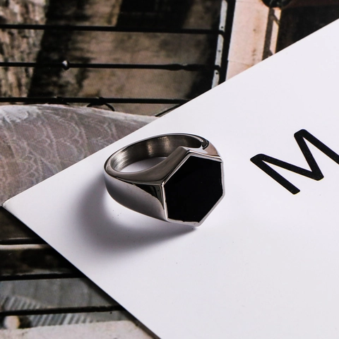 Anello Sigillo Esagonale Minimalista in Acciaio Inossidabile per Uomo Donna Intarsio Geometrico in Smalto Nero Anello a Fascia in Acciaio al Titanio Lucidato