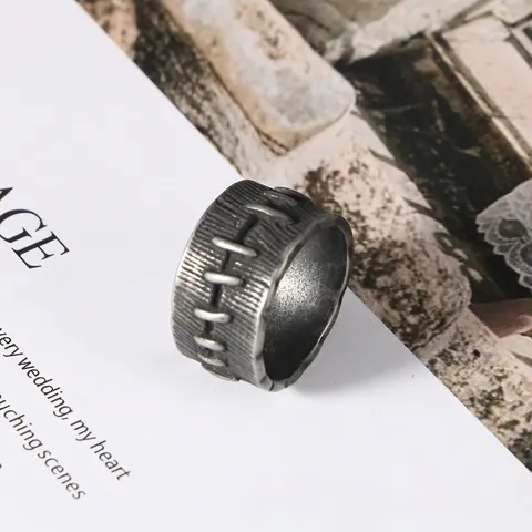 Anello da Uomo in Acciaio Inossidabile Vintage Trama a Cucitura Industriale Fascia Larga Punk Gioielli Biker Distressed