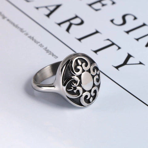 Vintage Titanium Steel Hollow Filigree Flower Ring For Men Punk Scroll Pattern Rotatable Band Ring Personal Fashion Jewelry