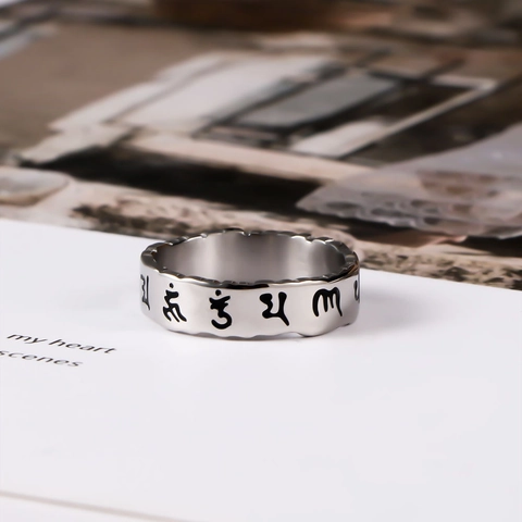 Anello da Uomo in Acciaio al Titanio Retrò Mantra a Sei Sillabe Om Mani Padme Hum Gioielli Buddisti Vintage Bordo Ondulato