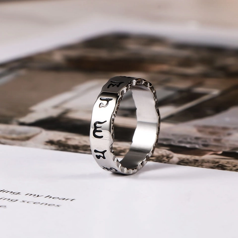 Anello da Uomo in Acciaio al Titanio Retrò Mantra a Sei Sillabe Om Mani Padme Hum Gioielli Buddisti Vintage Bordo Ondulato