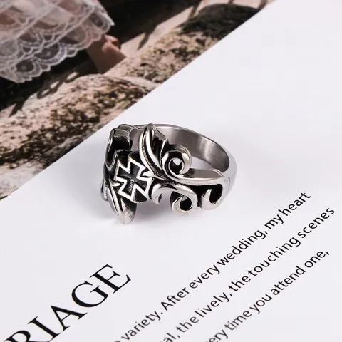 Anello Gotico Vintage in Acciaio al Titanio con Croce e Volute Incise per Uomo Donna Retro Punk Anello a Fascia Gioielli Moda