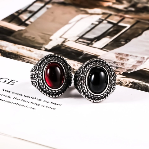 Retro Heren Titaniumstaal Ring Vintage Gothic Ovaal Rood Zwart Strass Ingelegde Reliëfpatroon Punk Sieraden Ring
