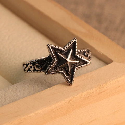 Anillo de Estrella de Acero de Titanio Vintage Retro con Patrón de Volutas Talladas Punk Biker Band Joyería para Hombre Hip Hop