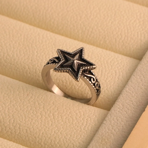 Anillo de Estrella de Acero de Titanio Vintage Retro con Patrón de Volutas Talladas Punk Biker Band Joyería para Hombre Hip Hop