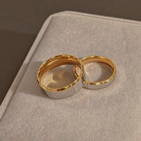 Anello di Coppia in Acciaio al Titanio Bicolore Semplice Fascia in Acciaio Inossidabile Lucido con Scanalature Verticali per Uomo Donna