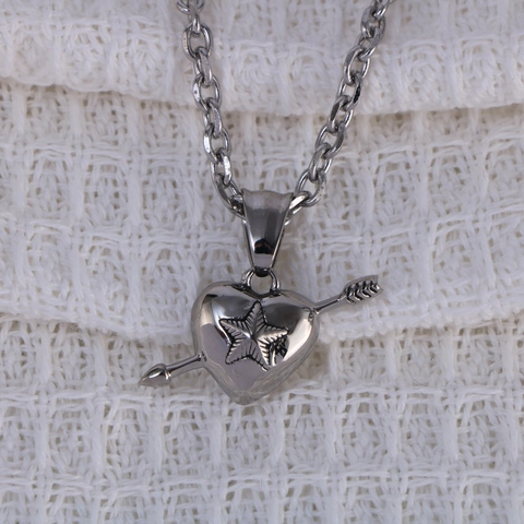 Titanium Steel Heart Pierced By Arrow Pendant Necklace Polished Heart Star Engraved Necklace For Men Women Couple Jewelry Gift