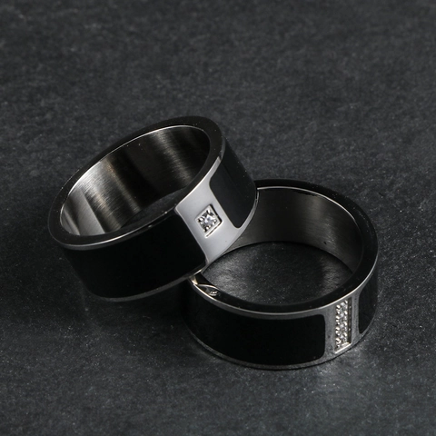 Anello in Acciaio al Titanio con Strass Incastonati Contrasto Argento Nero Anello a Fascia Minimalista per Uomo Donna Gioielli Moda Unisex