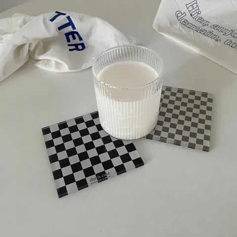 Nordischer Schachbrett-Acryl-Untersetzer Quadratischer Ins-Stil Minimalistischer Schreibtisch-Kaffeetassen-Matte Dekoration Rutschfeste Hitzebeständige Tischunterlage