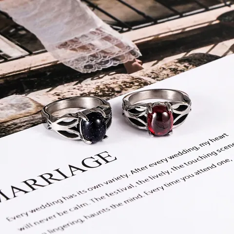 Anello in Acciaio al Titanio Vintage per Donna Intarsiato con Pietra di Sabbia Blu e Strass Design Traforato Lucidato Gioielli