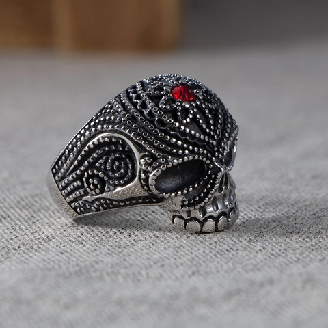 Anello Teschio in Acciaio al Titanio Gothic Punk per Uomo Lucidato Strass Rosso Intarsiato Retro Biker Nightclub Party Gioielli