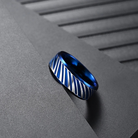 Anello da Uomo in Acciaio Inossidabile a Strisce Diagonali Anello a Fascia Spazzolato Minimalista Blu Nero Placcato Moda per Uomo Donna Gioielli Regalo