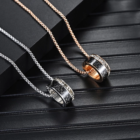 Collar con Colgante de Fibra de Carbono de Acero Inoxidable Clásico para Hombres y Mujeres Collar de Anillo Redondo Geométrico con Diamantes de Imitación