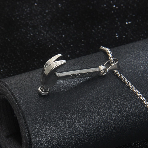 Collier Pendentif Marteau en Alliage d'Acier Inoxydable Gothique Style Punk Industriel Bijoux Longue Chaîne Vénitienne Femme Homme