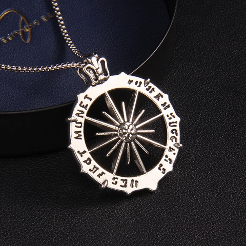 Collana con Pendente Dio del Sole in Acciaio Inossidabile Lega Retro Punk Stile Fortuna Successo Inciso Bussola Medaglione Unisex
