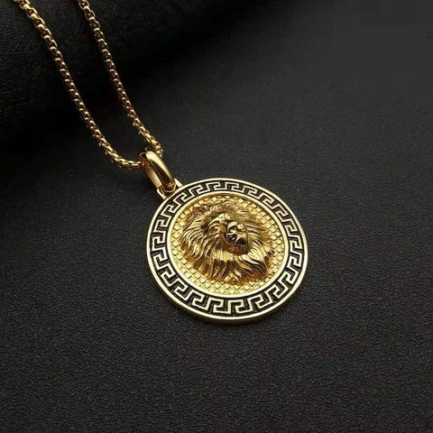 Collana con Ciondolo Testa di Leone in Acciaio Inossidabile Hip Hop Uomo Placcato Oro 18K Bordo Chiave Greca Medaglione