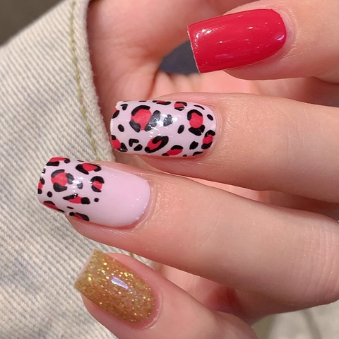 Adesivi per Unghie a Cuore con Stampa Leopardata Rossa Impermeabili Autoadesivi Oro Glitter Nail Art Decals per Donna Moda