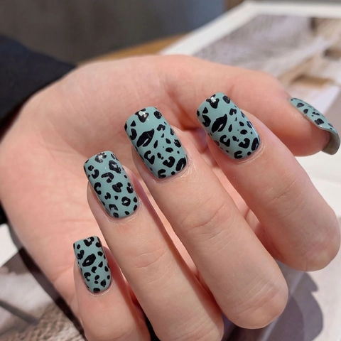 Moderne Minzgrün Leopardenmuster Full Cover Nagelaufkleber Tiermuster Selbstklebende Nail Art Wraps Für Damen DIY Maniküre