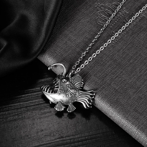 Collier Pendentif Baudroie en Acier Inoxydable Vintage pour Hommes Retro Punk Gothique Créature des Profondeurs Argent Poli